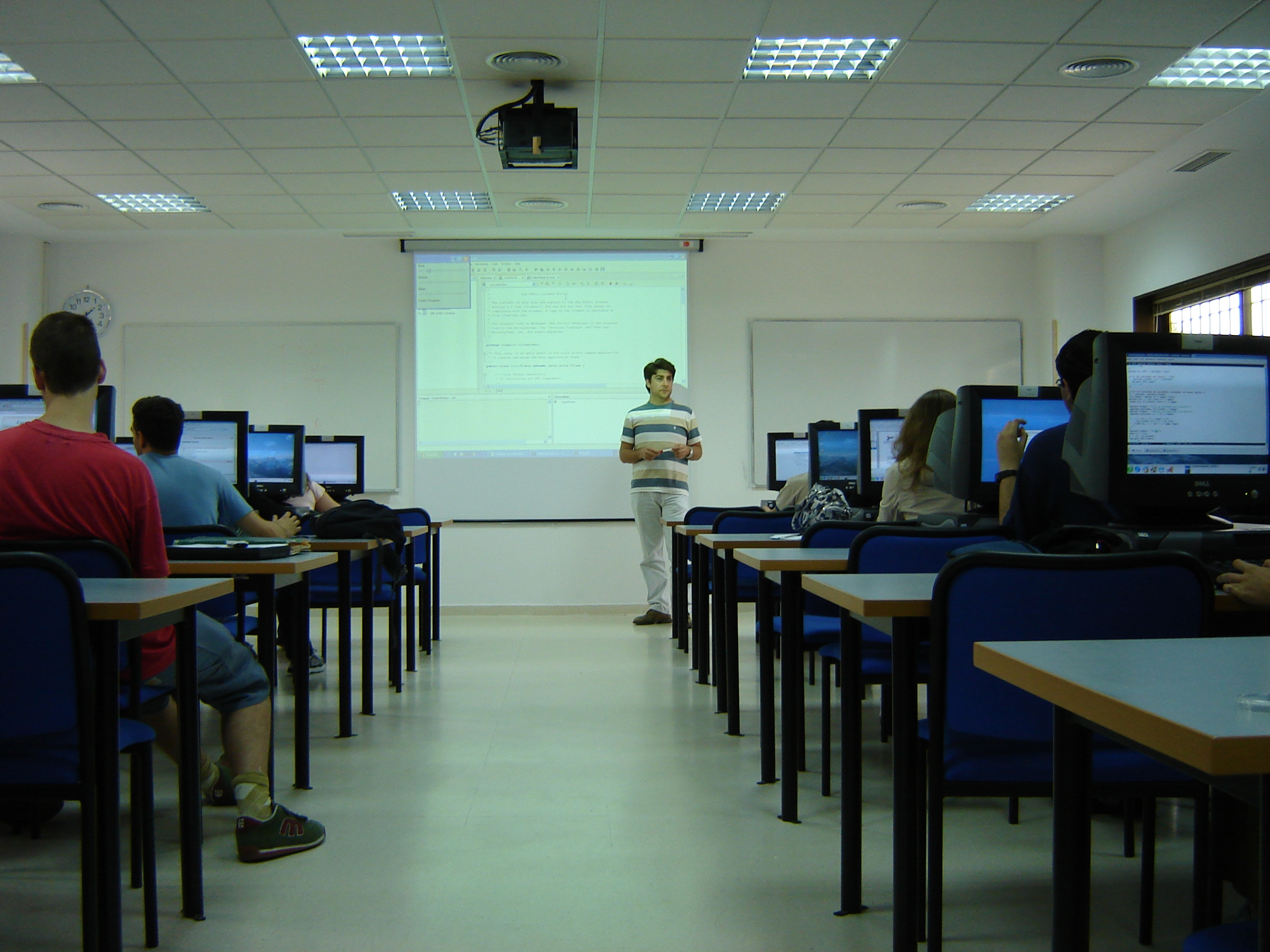 Plan de estudios del Máster EMSE. Imagen de un salón de clase de la Escuela Técnica Superior de Ingenieros Informáticos de la Universidad Politécnica de Madrid.
