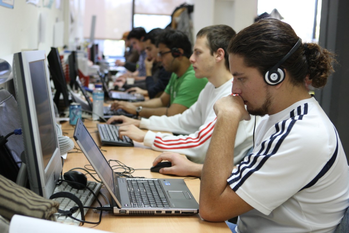 Competencias del Master en Ingeniería del Software. Imagen de un grupo de estudiante de la Escuela Técnica Superior de Ingenieros Informáticos trabajando con sus ordenadores.