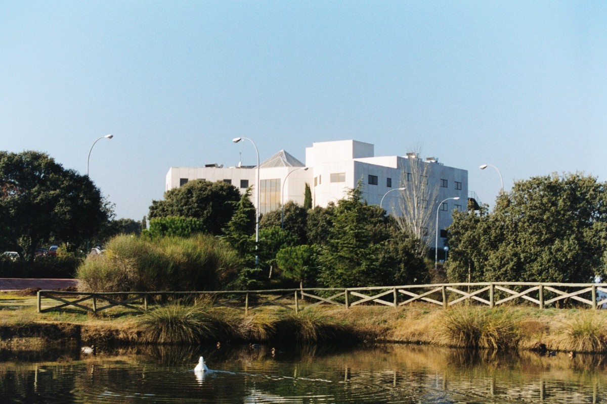 Campus de la Excelencia Internacional de Montegancedo. Imagen del bloque de los edificios con el lago en frente y el paisaje natural que rodea las instalaciones donde se imparte el Máster en Ingeniería del Software – EMSE - UPM. 