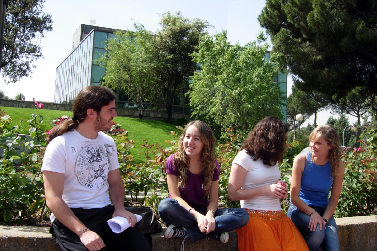 Campus de la Excelencia Internacional de Montegancedo. Imagen de un grupo de estudiantes en el entorno natural que rodea las instalaciones donde se imparte el Máster en Ingeniería del Software – EMSE - UPM. Enlace para descargar la foto original: Foto propia UPM 